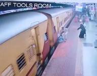 Imágenes muestran a la mujer siendo salvada de caer a las vías del tren por el cabo Sri Jagadeesan.