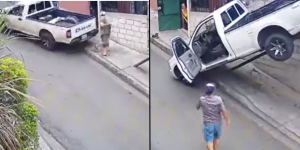 La camioneta atropelló a dos personas y terminó sobre un tubo.