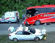 Momento en que el bus arrolla a las personas que estaban en la vía.