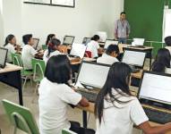 Profesor y alumnos en un aula de clase.