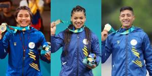 Lucía Yépez, Angie Dajomes y David Hurtado posa con sus medallas