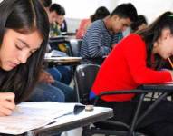 Jóvenes ecuatorianos rindiendo la prueba de ingreso a universidades públicas.