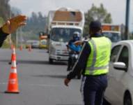 Agentes metropolitanos de tránsito durante operativos de control en Quito.