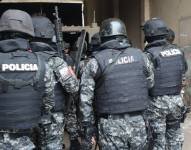 Miembros de la Policía Nacional del Ecuador portando chalecos antibalas, escudos antidisturbio, cascos y armas en una imagen de archivo.