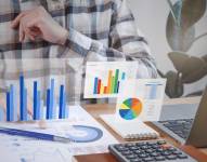 Imagen referencial de una persona revisando su economía para evitar manchar su Buró de Crédito.