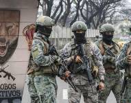 Composición fotográfica que muestra símbolos de organizaciones terroristas que son objetivo militar.