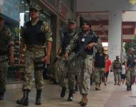 MIlitares y policías recorren diferentes puntos de Guayaquil la noche de este 13 de abril de 2023.