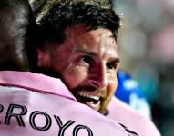 Dixon Arroyo festeja con Lionel Messi tras su gol ante el Atlanta United