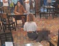 La víctima quedó tendida en medio del salón de un restaurante.