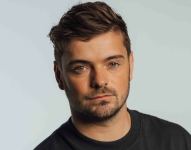 Martin Garrix, es un DJ, remezclador y productor neerlandés; también dueño y fundador del sello discográfico STMPD RCRDS.