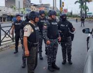 Agentes de seguridad verifican un coche abandonado en el sur de la ciudad luego de descartar peligro de bomba.