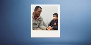 Gael, niño con atrofia muscular, junto a su padre.