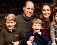 Imagen de archivo. George, Charlotte y Louis junto a sus padres, la princesa Kate Middleton y el príncipe William.