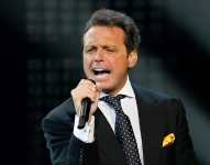 Luis Miguel, es un cantante y productor mexicano, reconocido por su poderosa voz y su presencia escénica.