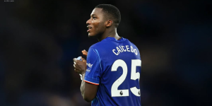 Joao Pedro le prometió un regalo a Moisés Caicedo por su gran nivel con el Chelsea.