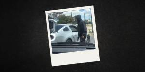 Momento en que el sujeto porta una supuesta arma de fuego.