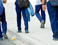 Quito: un video muestra a dos estudiantes de colegio peleando en la calle