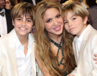 Shakira juntos a sus hijos, Milan y Sasha en los Latin Grammy 2023.