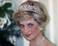 Diana, princesa de Gales, también conocida como Lady Di, fue primera esposa del entonces príncipe de Gales, Carlos III. Murió en 1997 a causa de un accidente automovilístico en Paris.