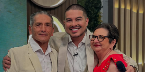 Alejandro Montes de Oca junto a sus padres en una imagen de archivo.