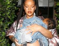Imagen de archivo de la cantante Rihanna junto a su primer hijo en brazos mientras estaba embarazada. Rihanna es una cantante, actriz, diseñadora y empresaria barbadense. Es conocida por fusionar algunos géneros caribeños con música pop y por reinventar su imagen a través de los años.