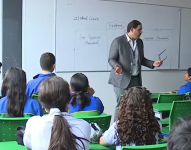 Imagen referencial de un docente impartiendo clases.
