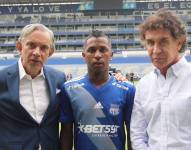 José Pileggi (D), presidente de Emelec, Miller Bolaños (i), futbolista, y Jorge Bonnard (D)