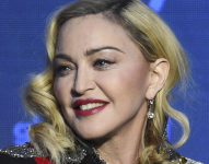 Madonna, es una cantante, bailarina, compositora, actriz, empresaria e icono estadounidense de 65 años.