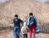 Familias con niños cruzan el desierto ubicado entre la frontera de México y EE.UU.