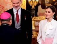 El incómodo momento en que la reina de España es ignorada por un embajador; el video se viraliza en redes