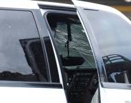 Con varios impactos de balas quedó el vehículo en el que se trasladaba Luis Chonillo a su primer día de trabajo como alcalde de Durán. API/ Archivo