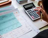 Imagen referencial de una persona realizando la actualización de su formulario de gastos personales para entregarlos a su empleador.