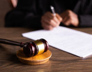 Imagen referencial del martillo de la justicia.