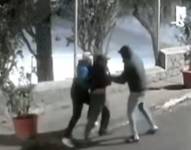 Momento en que los delincuentes forcejean con la víctima durante el asalto.