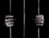 Imagen referencial de un hombre tras las rejas