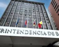 Fachada de la Superintendencia de Bancos que anunció las 19 entidades financieras no autorizadas.