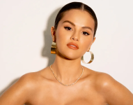 Selena Gomez es una cantante, actriz, productora, diseñadora y empresaria estadounidense de ascendencia mexicana.​​​
