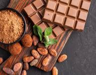 El chocolate se hace mezclando azúcar con productos derivados de la manipulación de las semillas del cacao.
