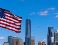 Imagen referencial de la bandera de Estados Unidos flameando frente a la ciudad de New York, una de las más famosas y visitadas de todo el país norteamericano.