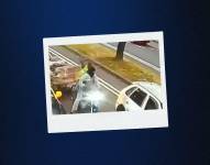 El momento en que el motociclista se acerca al automóvil.