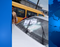 Luego de balear el carro, los sicarios dejaron una nota en el parabrisas.