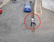 Un video de seguridad captó a uno de los sicarios huyendo del hospital en una mototaxi. Foto: Ecuavisa / Brian Criollo