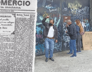 Un grupo de extrabajadores hizo un plantón de protesta en las afueras de EL COMERCIO.