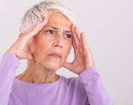 Imagen referencial. Mujer con dolor de cabeza, uno de los síntomas de la menopausia.
