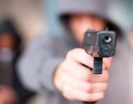 Quito: cinco delincuentes asaltan una panadería con armas de fuego y un machete
