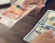 Cambio de dinero en una imagen de archivo.