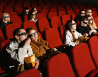 Imagen referencial. Personas viendo una película en el cine.