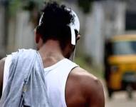 Joven camina por las calles.