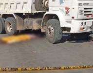 Las víctimas quedaron atrapadas debajo del vehículo pesado.