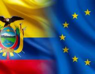 Una composición entre las banderas de Ecuador y la Unión Europea.